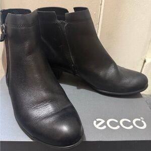 Ecco Black Ankle Boots with Side Zipper and Low Heel